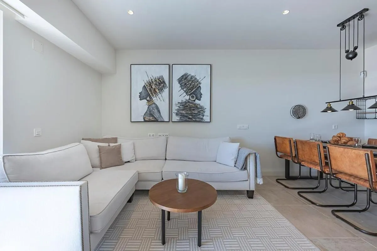 Modern Flat With 2 Bedrooms, Terrace, And Pool In Cala De Mijas Ла-Кала-де-Михас