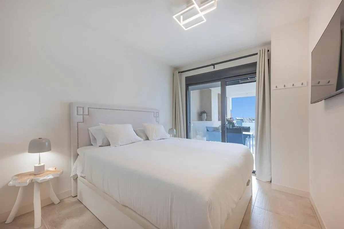 Modern Flat With 2 Bedrooms, Terrace, And Pool In Cala De Mijas Ла-Кала-де-Михас