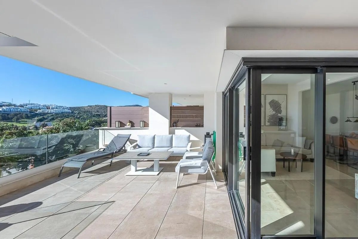 Апартаменты Modern Flat With 2 Bedrooms, Terrace, And Pool In Cala De Mijas Ла-Кала-де-Михас