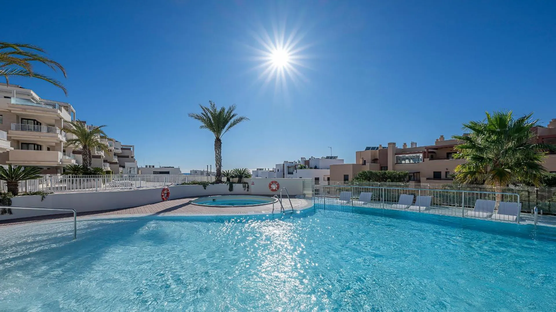 Modern Flat With 2 Bedrooms, Terrace, And Pool In Cala De Mijas Ла-Кала-де-Михас