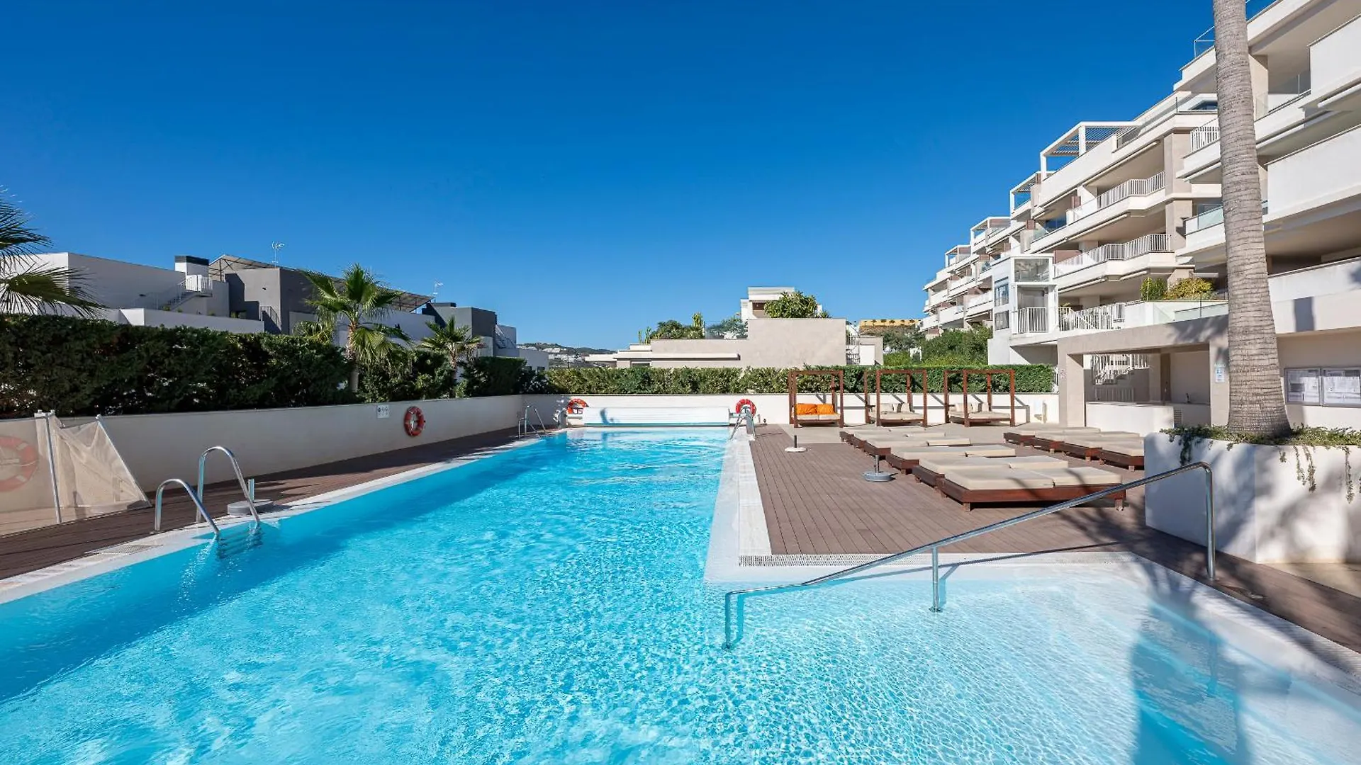 Modern Flat With 2 Bedrooms, Terrace, And Pool In Cala De Mijas Ла-Кала-де-Михас