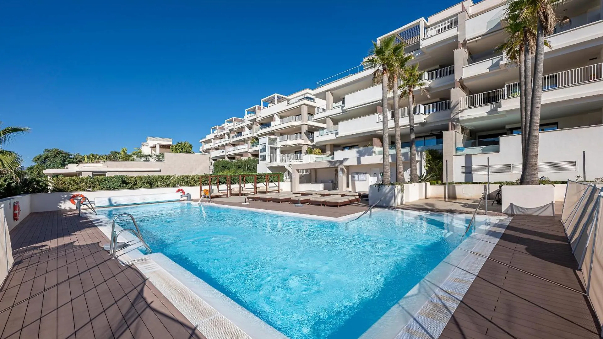 Апартаменты Modern Flat With 2 Bedrooms, Terrace, And Pool In Cala De Mijas Ла-Кала-де-Михас