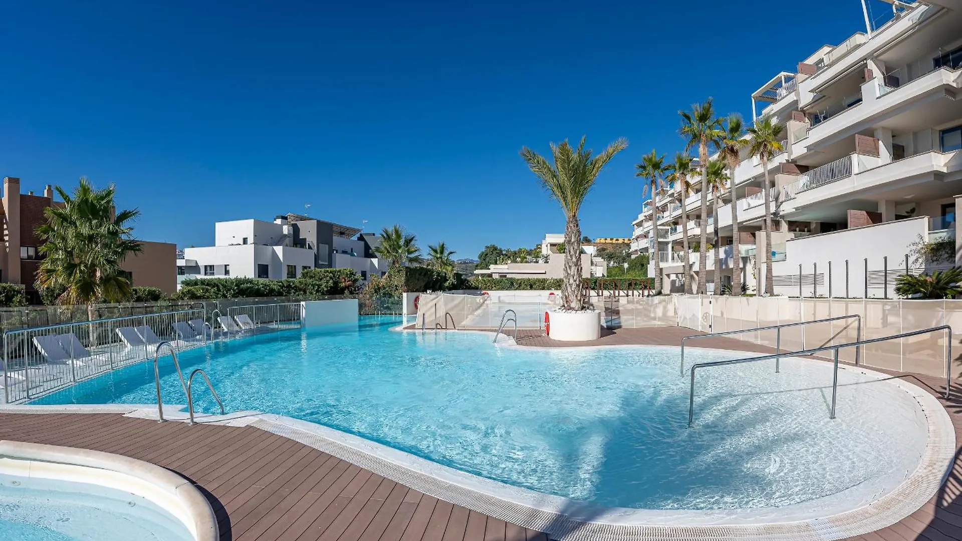 Modern Flat With 2 Bedrooms, Terrace, And Pool In Cala De Mijas Ла-Кала-де-Михас