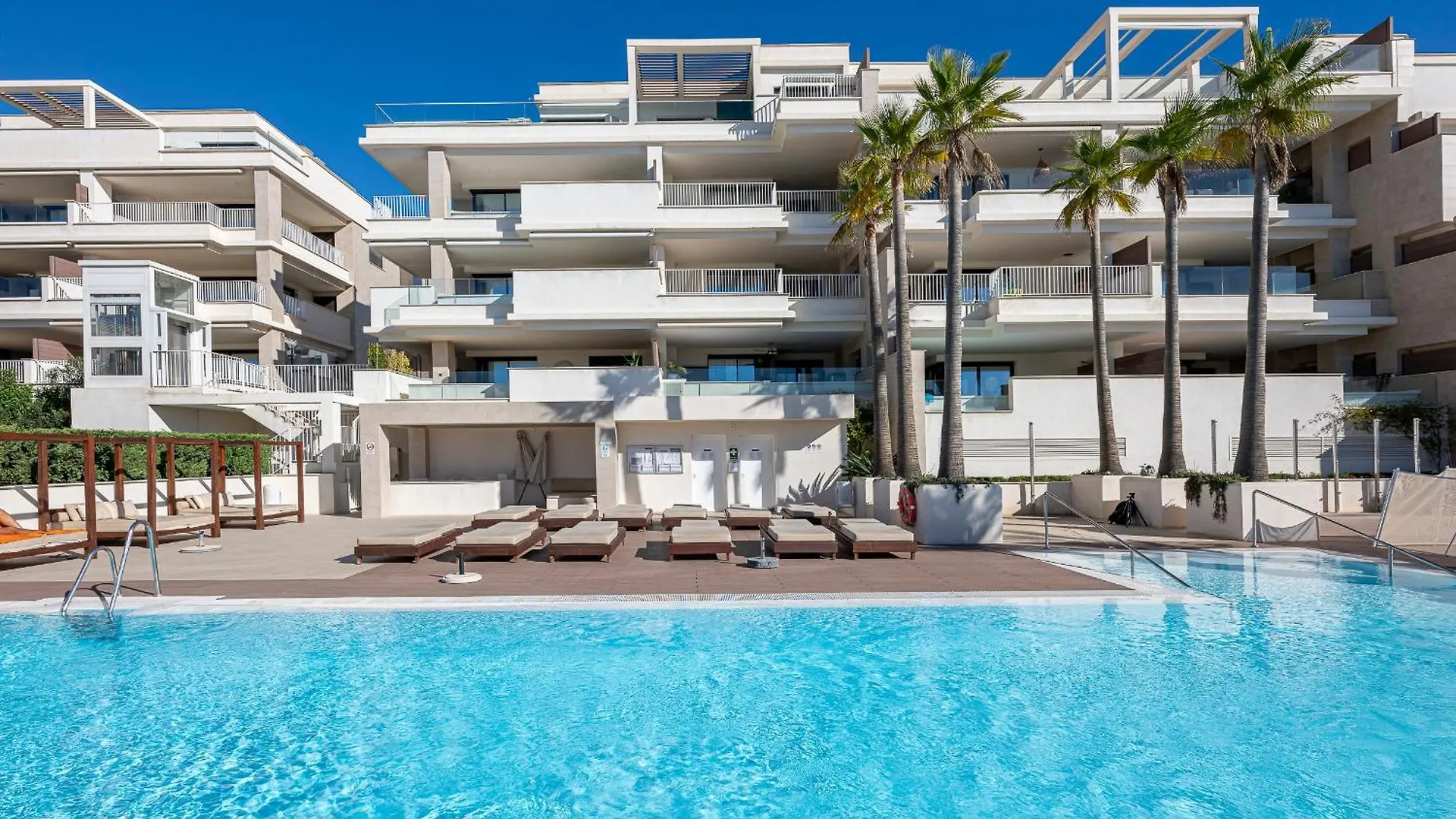Modern Flat With 2 Bedrooms, Terrace, And Pool In Cala De Mijas Ла-Кала-де-Михас